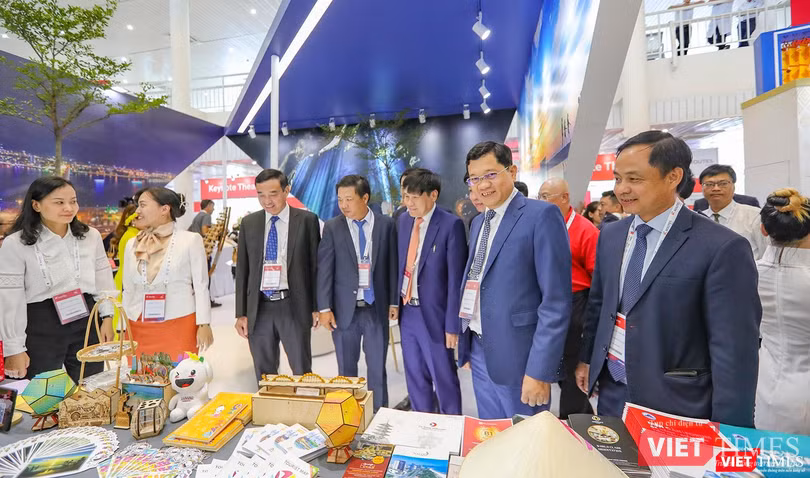 Đại diện Ban tổ chức tham quan các gian hàng tại triển lãm