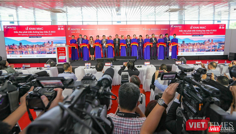 Đại diện ban tổ chức cắt băng khai mạc Diễn đàn phát triển đường bay châu Á 2022 được tổ chức tại Đà Nẵng