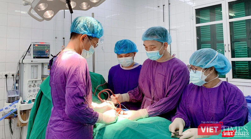 Ê kíp bác sĩ Bệnh viện hữu nghị Việt Đức phẫu thuật cho bệnh nhân