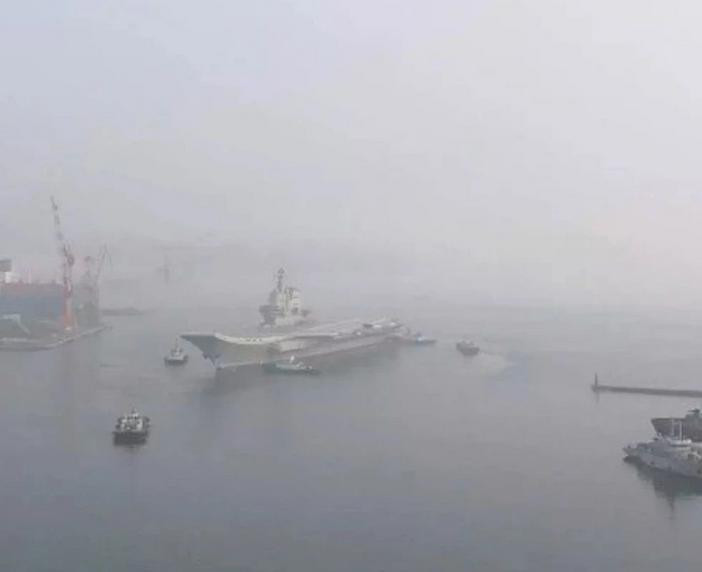 Tàu sân bay tự chế đầu tiên Type 001A chạy thử trên biển từ ngày 13 - 18/5/2018. Ảnh: QQ