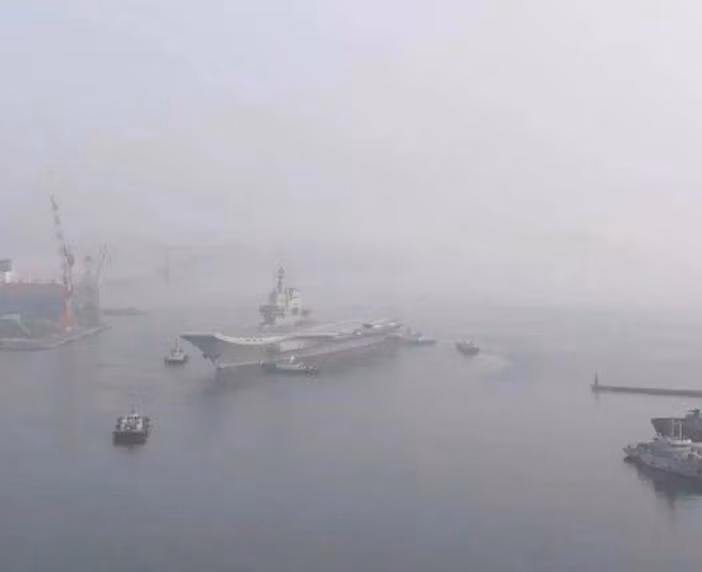 Tàu sân bay tự chế đầu tiên Type 001A chạy thử trên biển từ ngày 13 - 18/5/2018. Ảnh: QQ