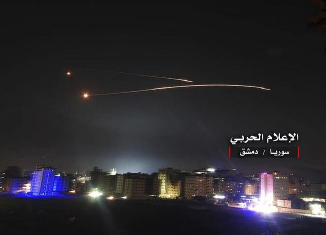 Hệ thống tên lửa phòng không Syria đáp trả cuộc tấn công của Israel ngày 10/5/2018. Ảnh: Stars and Stripes