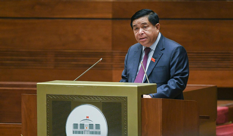 Bộ trưởng Bộ KH&amp;ĐT Nguyễn Chí Dũng trình bày dự án Luật Đấu thầu (sửa đổi) tại kỳ họp Quốc hội (ảnh SKĐS)