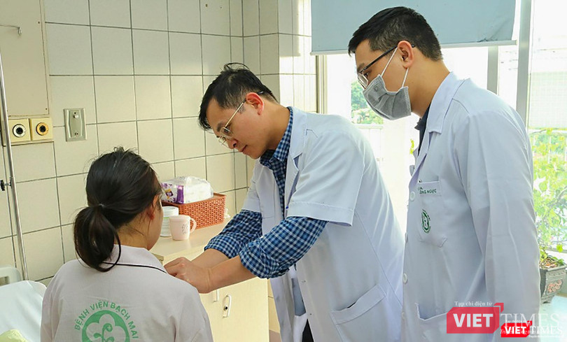 Bác sĩ Khánh và bác sĩ Minh kiểm tra cho bệnh nhân Bác sĩ Khánh và bác sĩ Minh kiểm tra cho bệnh nhân