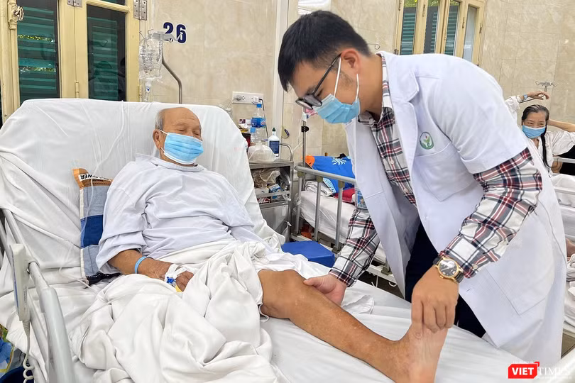 ThS.BS Đỗ Vũ Anh thăm khám cho bệnh nhân N.V.R sau phẫu thuật