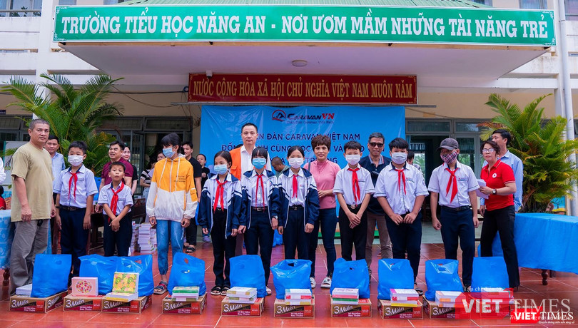 Đại diện Chi hội Caravan khu vực miền Nam tặng quà cho học sinh vùng lũ tỉnh Quảng Ngãi