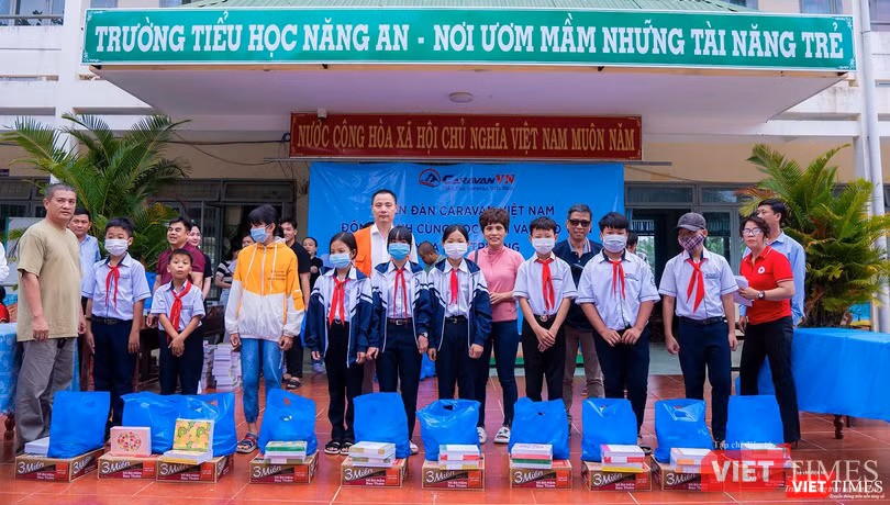Đại diện Chi hội Caravan khu vực miền Nam tặng quà cho học sinh vùng lũ tỉnh Quảng Ngãi Đại diện Chi hội Caravan khu vực miền Nam tặng quà cho học sinh vùng lũ tỉnh Quảng Ngãi