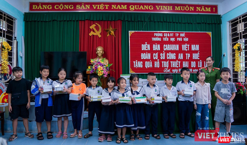 Đại diện Chi hội Caravan khu vực phía Bắc phối hợp cùng Đoàn Thanh niên Công an TP Huế, Uỷ ban mặt trận Tổ quốc huyện Phú Hậu và huyện Phú Vang tặng quà cho học sinh vùng lũ trên địa bàn.