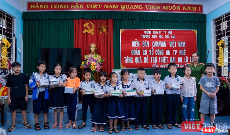 Đại diện Chi hội Caravan khu vực phía Bắc phối hợp cùng Đoàn Thanh niên Công an TP Huế, Uỷ ban mặt trận Tổ quốc huyện Phú Hậu và huyện Phú Vang tặng quà cho học sinh vùng lũ trên địa bàn. Đại diện Chi hội Caravan khu vực phía Bắc phối hợp cùng Đoàn Thanh niên Công an TP Huế, Uỷ ban mặt trận Tổ quốc huyện Phú Hậu và huyện Phú Vang tặng quà cho học sinh vùng lũ trên địa bàn.