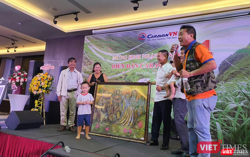 Ban tổ chức đấu giá 4 bức tranh có giá trị của nhiếp ảnh gia Thái Phiên và của họa sỹ Xuân Sơn, đem về số tiền 270 triệu đồng để làm nguồn cho quỹ từ thiện cho những lần tới.