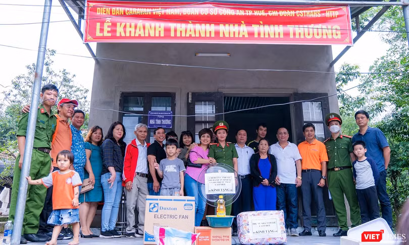 Đại diện Diễn đàn Caravan Việt Nam phối hợp cùng Đoàn Thanh niên Công an TP Huế tặng nhà tình thương cho người dân bị sập đổ do mưa bão