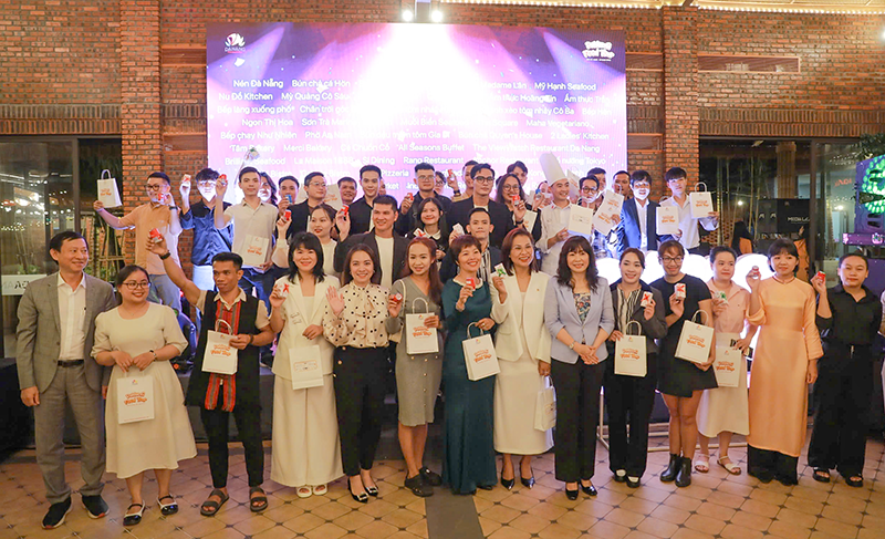 Sở Du lịch Đà Nẵng trao 50 con dấu riêng biệt của 50 địa điểm ẩm thực đặc sắc tại Đà Nẵng dành cho du khách trải nghiệm chương trình “Hộ chiếu ẩm thực”.