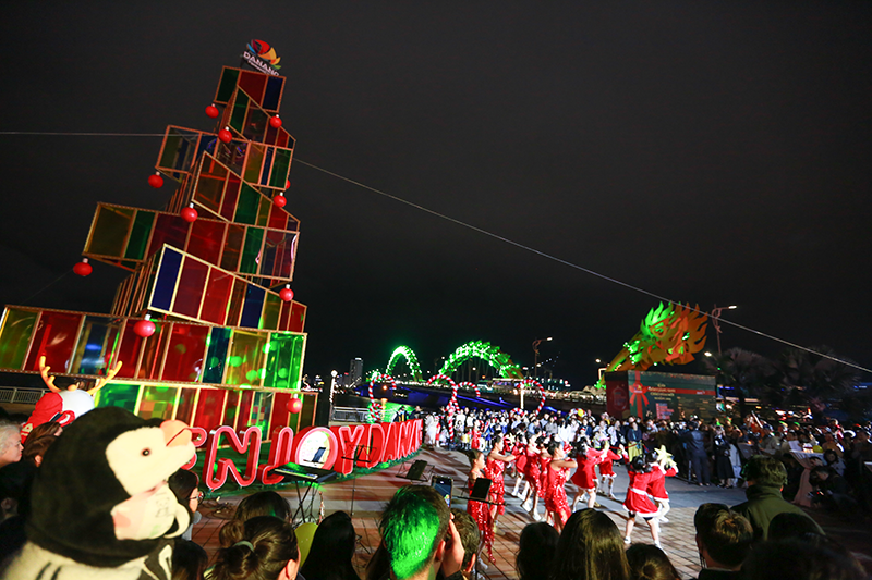 Lễ hội thắp sáng cây thông chào đón Giáng sinh và năm mới tại Đà Nẵng. Ảnh Xuân Mai.