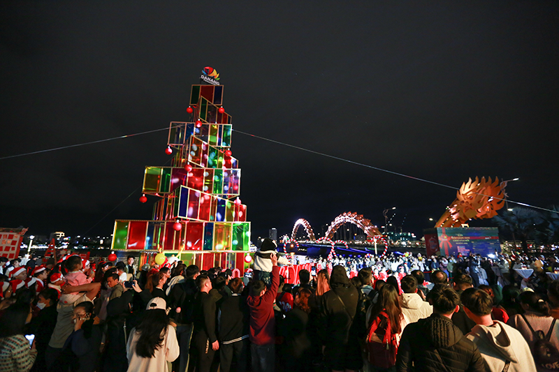 Lễ hội thắp sáng cây thông Giáng sinh tại bờ Tây cầu Rồng thu hút du khách đến với Đà Nẵng.