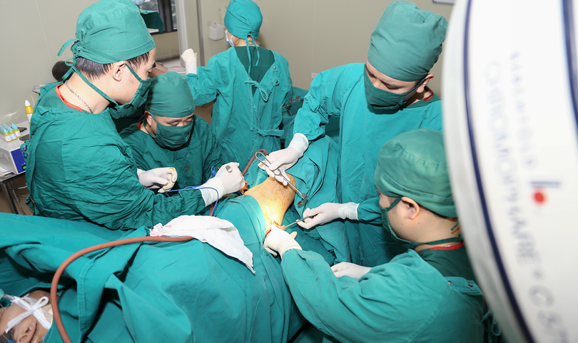 Các bác sĩ Bệnh viện đa khoa Đức Giang đang phẫu thuật cho bệnh nhân