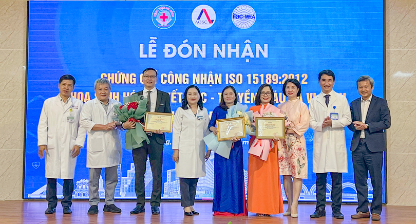 Đại diện Văn Phòng Công nhận năng lực đánh giá sự phù hợp về tiêu chuẩn chất lượng (AOSC) đã trao Chứng chỉ ISO 15189:2012 cho 3 khoa Sinh hóa, Huyết học - truyền máu, Vi sinh của Bệnh viện Đà Nẵng.