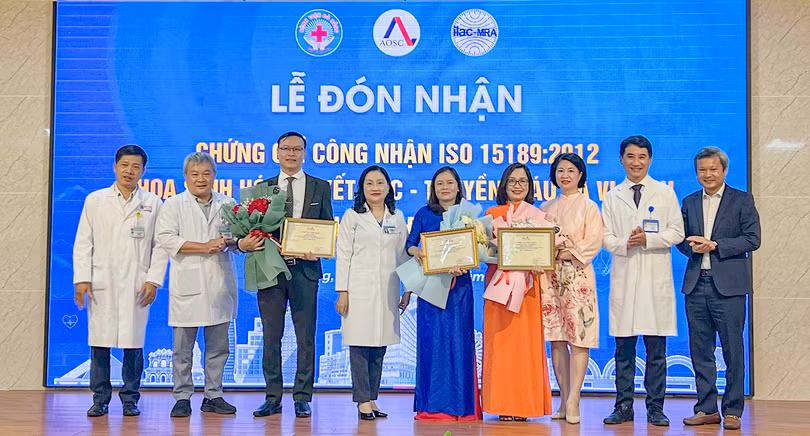 Đại diện Văn Phòng Công nhận năng lực đánh giá sự phù hợp về tiêu chuẩn chất lượng (AOSC) đã trao Chứng chỉ ISO 15189:2012 cho 3 khoa Sinh hóa, Huyết học - truyền máu, Vi sinh của Bệnh viện Đà Nẵng.
