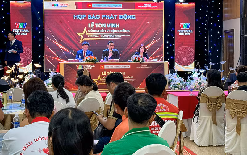 Quang cảnh họp báo phát động Giải thưởng "Cống hiến vì cộng đồng" năm 2024.