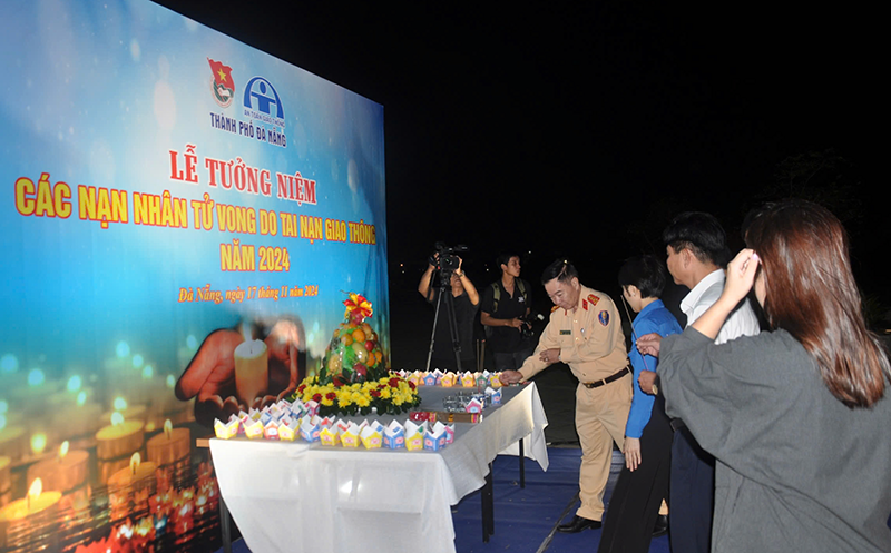 Chiều tối 17/11, Ban An toàn giao thông (ATGT) TP Đà Nẵng, Thành đoàn Đà Nẵng phối hợp tổ chức Lễ Tưởng niệm các nạn nhân tử vong do tai nạn giao thông tại Công viên Thanh Niên.