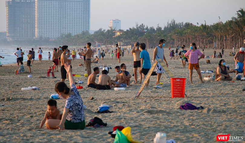 Người dân đi tắm biển sau khi lệnh nới lỏng giãn cách được áp dụng (ảnh minh hoạ)