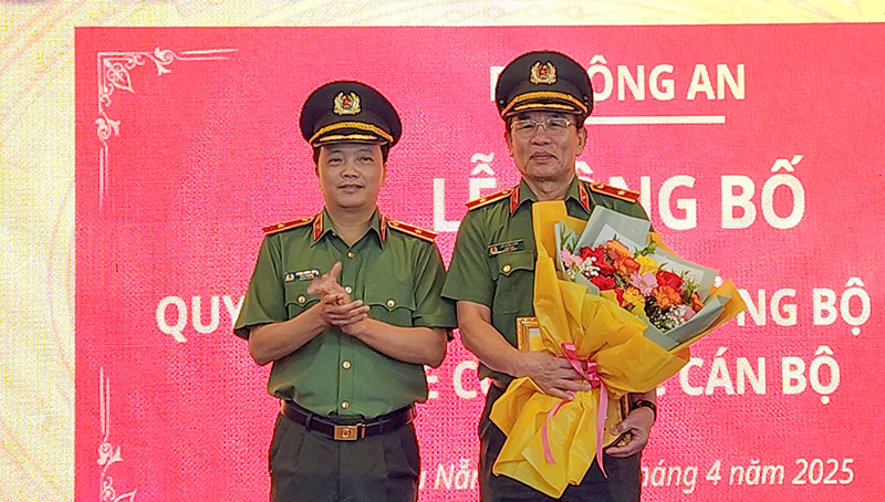 Thiếu tướng Trần Hồng Đức, Thứ trưởng Bộ Công an tặng hoa cho Thiếu tướng Vũ Xuân Viên, Giám đốc Công an TP Đà Nẵng tại buổi công bố quyết định nghỉ hưu.