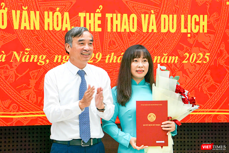 Ông Lê Trung Chinh, Chủ tịch UBND thành phố Đà Nẵng trao quyết định bổ nhiệm cho bà Trương Thị Hồng Hạnh, Giám đốc Sở Du lịch giữ chức Sở Văn hóa - Thể thao và Du lịch TP Đà Nẵng.