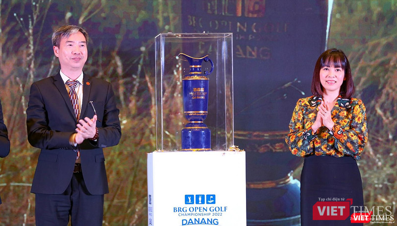 Bà Trương Thị Hồng Hạnh – Giám đốc Sở Du lịch Đà Nẵng và đại diện tập đoàn BRG bên chiếc cup giải đấu BRG Open Championship 2022