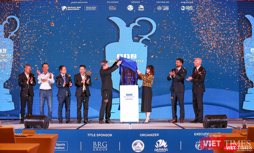 Ban tổ chức công bố chiếc cúp của giải đấu