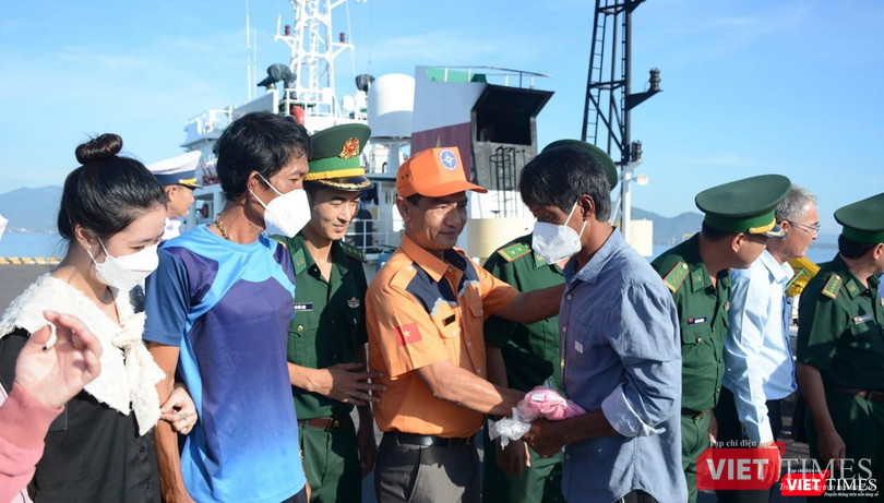 Ngư dân bị nạn trên tàu BTh 97478 TS được đưa về bờ Ngư dân bị nạn trên tàu BTh 97478 TS được đưa về bờ