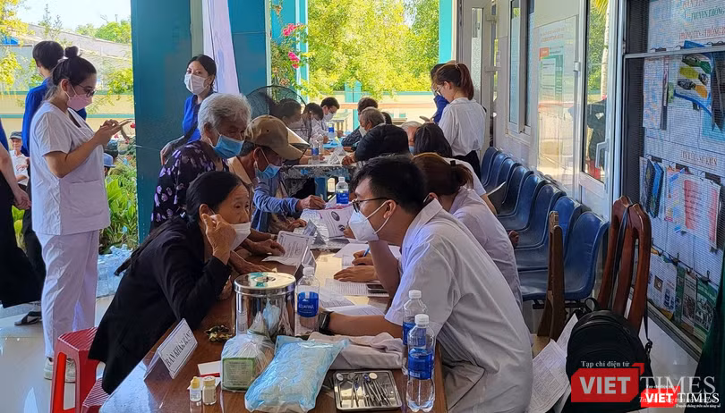 Đã có 1.200 ngườ được thăm khám