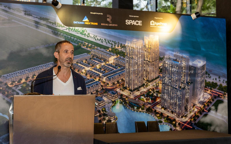 Ông Dan Levin - Giám đốc B+H Architects Việt Nam - thương hiệu có bề dày kinh nghiệm 70 năm chia sẻ về thiết kế ấn tượng của tòa Novotel Quang Binh Hotel &amp; Residence.