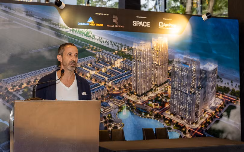 Ông Dan Levin - Giám đốc B+H Architects Việt Nam - thương hiệu có bề dày kinh nghiệm 70 năm chia sẻ về thiết kế ấn tượng của tòa Novotel Quang Binh Hotel &amp; Residence.