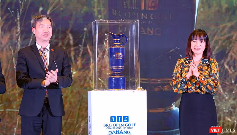 Bà Trương Thị Hồng Hạnh – Giám đốc Sở Du lịch Đà Nẵng và đại diện đơn vị tài trợ danh xưng-Tập đoàn BRG bên chiếc cup giải đấu BRG Open Championship 2022