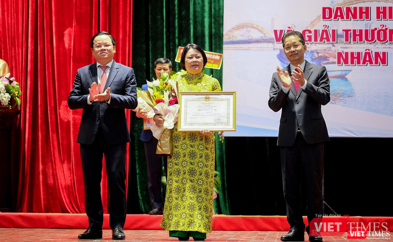 Lãnh đạo TP Đà Nẵng trao tặng danh hiệu “Thầy thuốc ưu tú” cho các y bác sĩ trên địa bàn TP