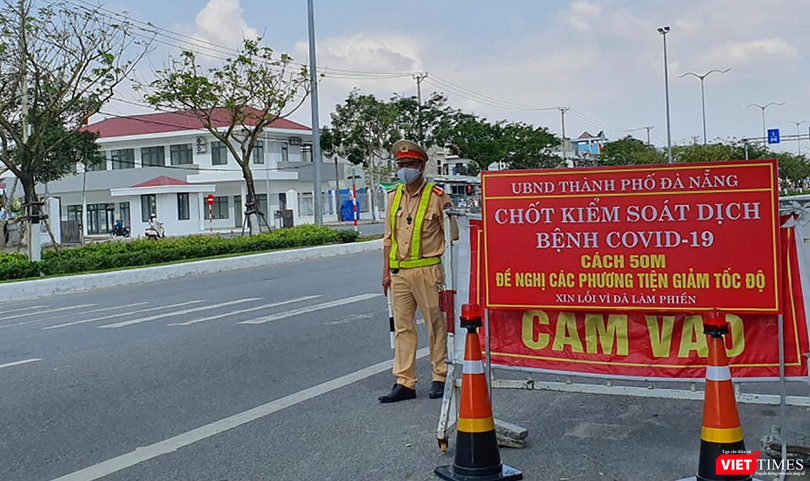 Lực lượng CSGT Đà Nẵng túc trực các chốt kiểm soát dịch tại cửa ngõ ra vào TP