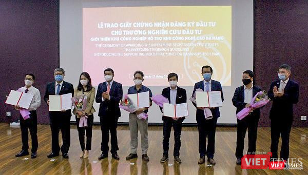Lãnh đạo UBND TP Đà Nẵng trao giấy chứng nhận đầu tư cho các nhà đầu tư, đầu tư vào các KCN tại Đà Nẵng (ảnh Nguyên Thảo-danang.gov.vn) Lãnh đạo UBND TP Đà Nẵng trao giấy chứng nhận đầu tư cho các nhà đầu tư, đầu tư vào các KCN tại Đà Nẵng (ảnh Nguyên Thảo-danang.gov.vn)