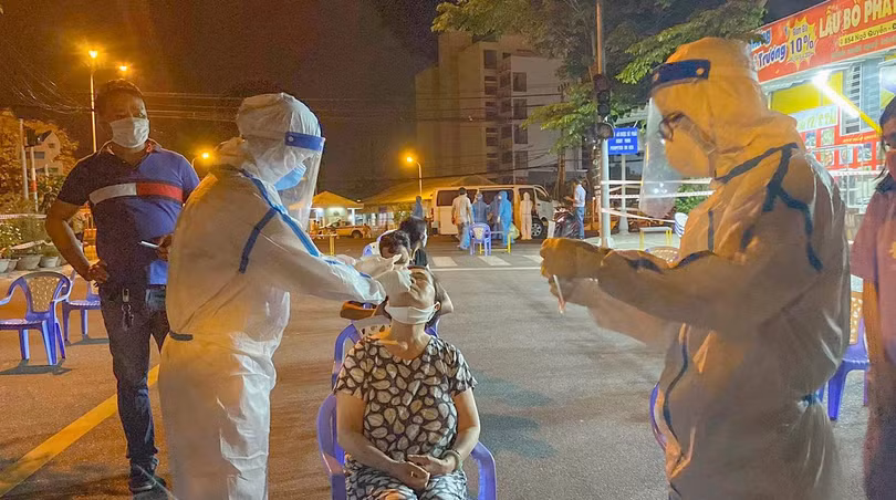 Lực lượng y tế Đà Nẵng lấy mẫu xét nghiệm COVID-19 cho người dân