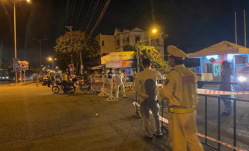 Lực lượng chức năng phong toả Khu công nghiệp An Đồn (Đà Nẵng) ngay khi tại đây phát hiện ca mắc COVID-19