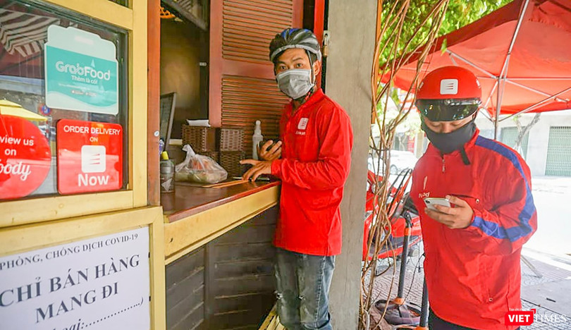 Đội ngũ Shipper nhận đơn hàng và vận chuyển đến khách