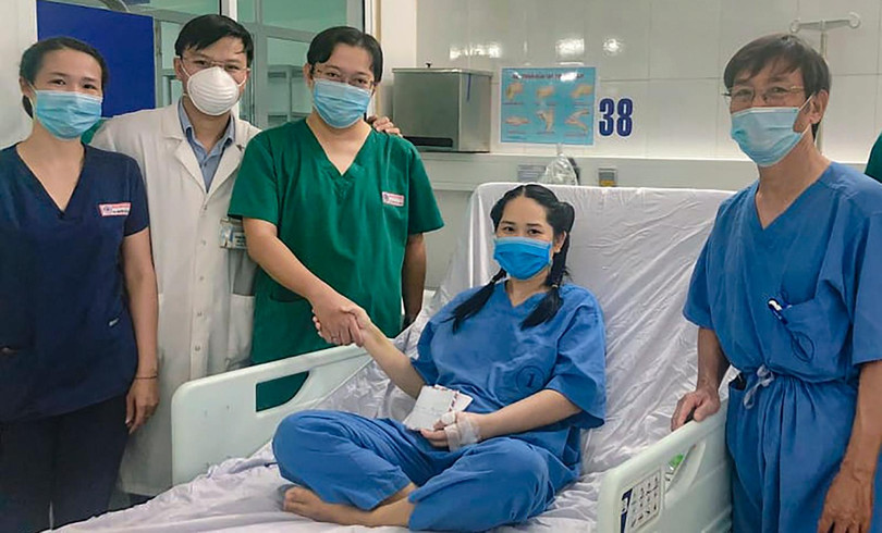 Nữ điều dưỡng bị sốc phản vệ sau tiêm vắc xin COCID-19 ở Đà Nẵng được các đồng nghiệp đến chúc mừng sau khi bình phục (ảnh AD)