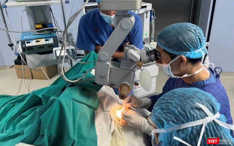 Các bác sĩ Bệnh viện Trung ương Quân đội 108đang thực hiện ca ghép giác mạc cho bệnh nhân (Ảnh BVCC)