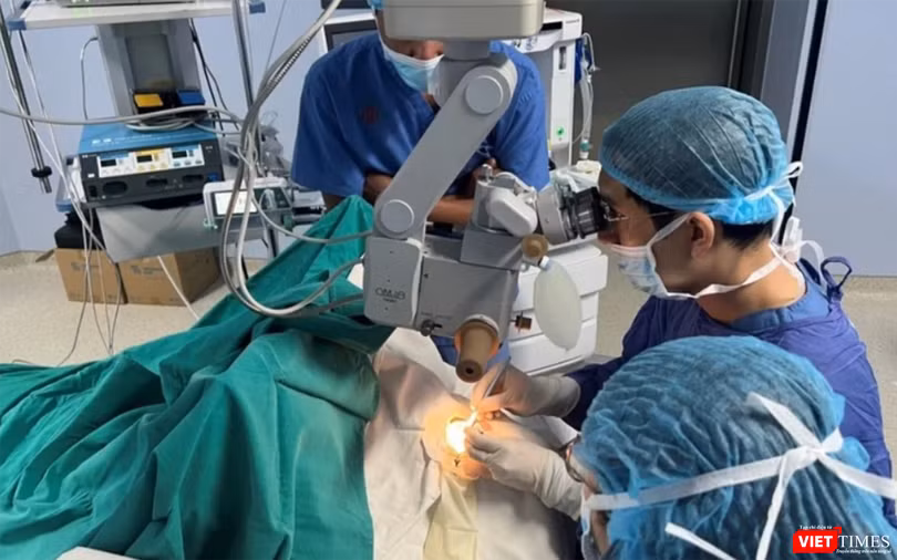 Các bác sĩ Bệnh viện Trung ương Quân đội 108đang thực hiện ca ghép giác mạc cho bệnh nhân (Ảnh BVCC)