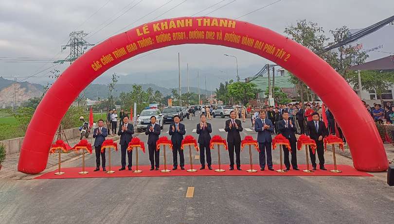 Sáng 30/1, UBND TP Đà Nẵng chính thức đưa 3 tuyến giao thông trọng điểm gồm: Tuyến ĐT 601, ĐH 2 và đường vành đai phía Tây 2 vào vận hành, khai thác.