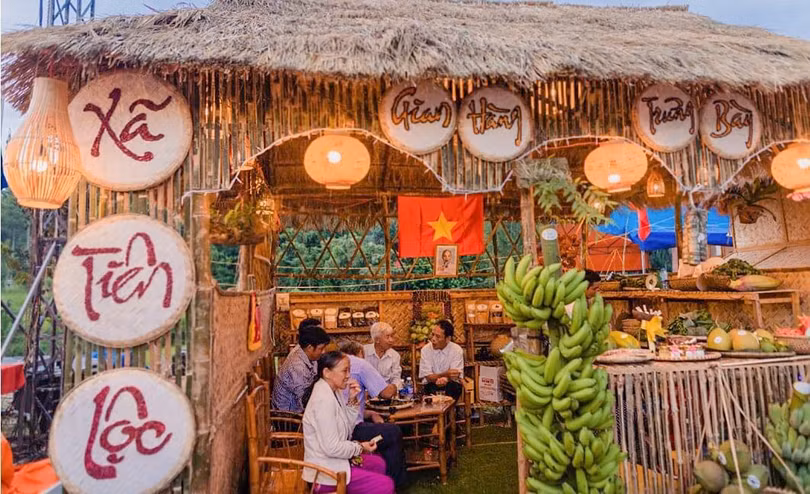 Không gian trưng bày các sản phẩm truyền thống địa phương tại Hội làng cổ Lộc Yên, huyện Tiên Phước, tỉnh Quảng Nam (ảnh UBND huyện Tiên Phước) Không gian trưng bày các sản phẩm truyền thống địa phương tại Hội làng cổ Lộc Yên, huyện Tiên Phước, tỉnh Quảng Nam (ảnh UBND huyện Tiên Phước)