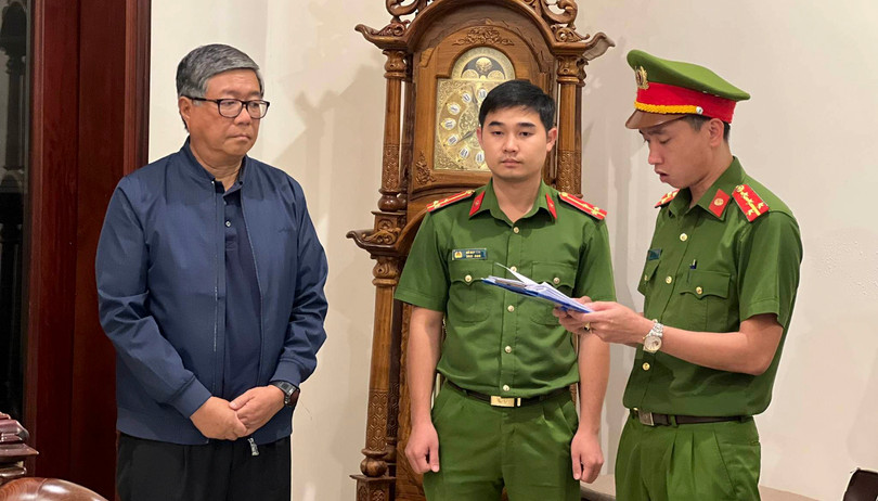 Công an TP Đà Nẵng tống đạt quyết định khởi tố bị can và thực hiện lệnh bắt tạm giam ông Đoàn Quang Vinh - nguyên Hiệu trưởng Đại học Bách khoa Đà Nẵng.