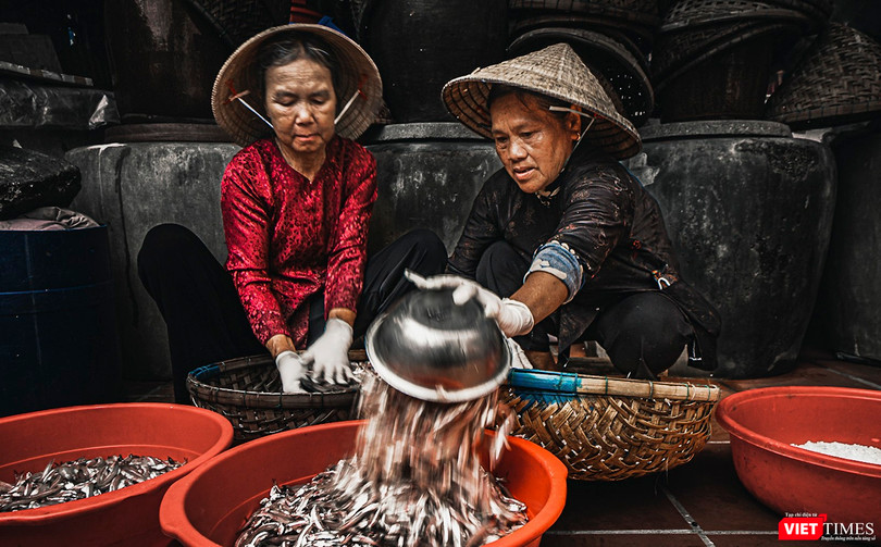 Nghệ nhân làng nghề nước mắm Nam Ô (Đà Nẵng) đong cá chuẩn bị cho mẻ mắm mới