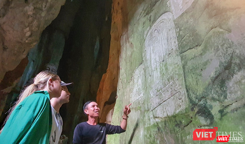 Du khách nước ngoài hứng thú với ma nhai tại danh thắng Ngũ Hành Sơn, TP Đà Nẵng Du khách nước ngoài hứng thú với ma nhai tại danh thắng Ngũ Hành Sơn, TP Đà Nẵng