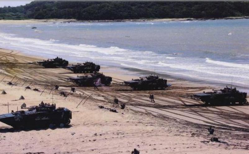 Tàu đổ bộ cỡ lớn Type 071 có thể chở được 1 tiểu đoàn xe chiến đấu đổ bộ. Ảnh: Sina.