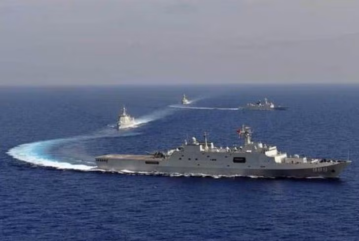 Biên đội huấn luyện biển xa của Hạm đội Nam Hải, hải quân Trung Quốc. Trong biên đội này có tàu đổ bộ Type 071 đi đầu. Ảnh: Sina.