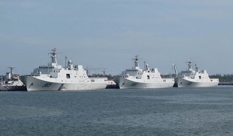 Ba tàu đổ bộ cỡ lớn Type 071 của Hạm đội Nam Hải, hải quân Trung Quốc. Ảnh: Qianlong.